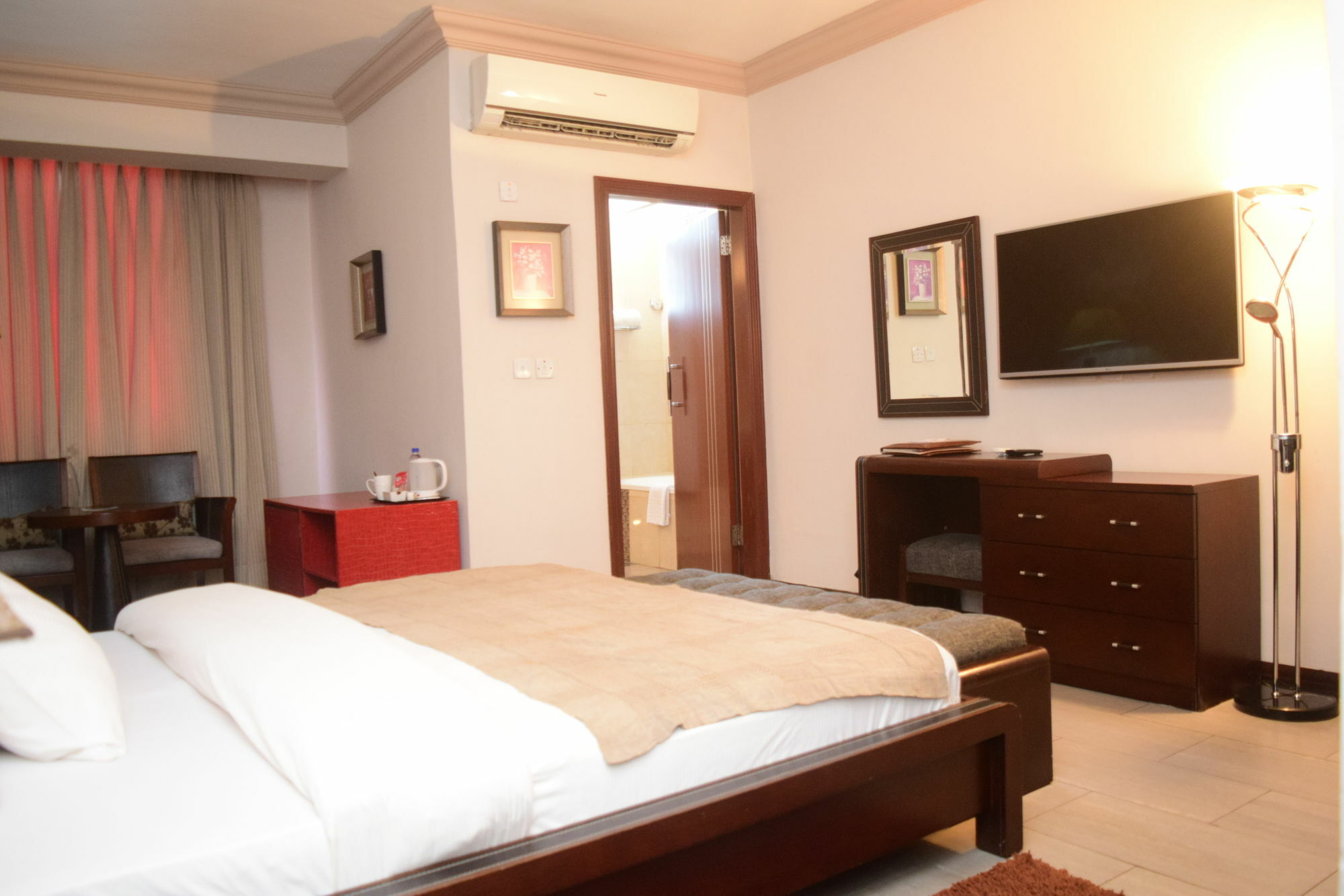 The Blowfish Hotel ลากอส ภายนอก รูปภาพ